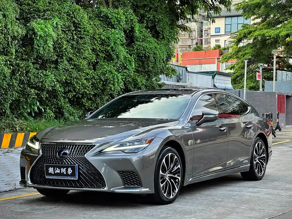 Lexus LS — фото 1