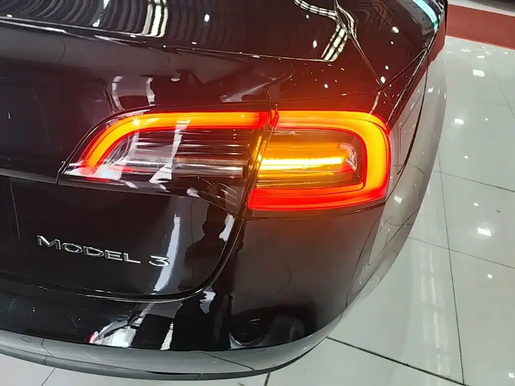 Tesla Model 3 — фото 5