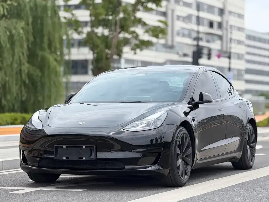 Tesla Model 3 — фото 1