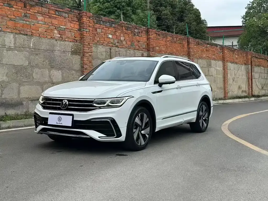 Volkswagen Tiguan L — фото 1