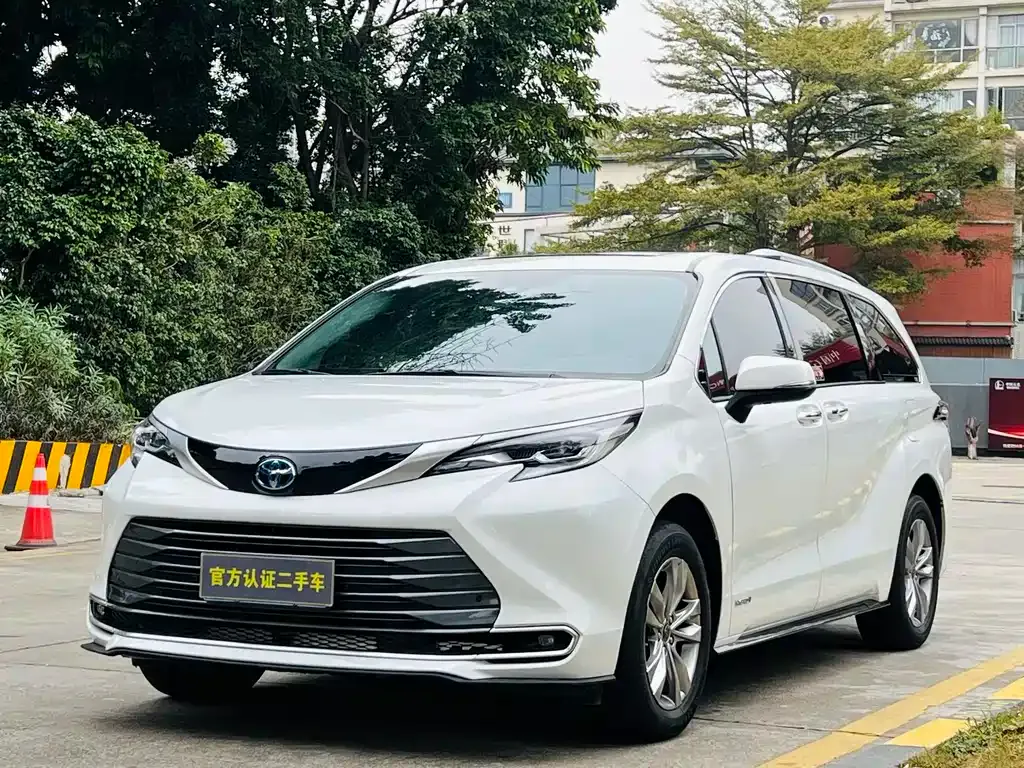 Toyota Sienna — фото 1