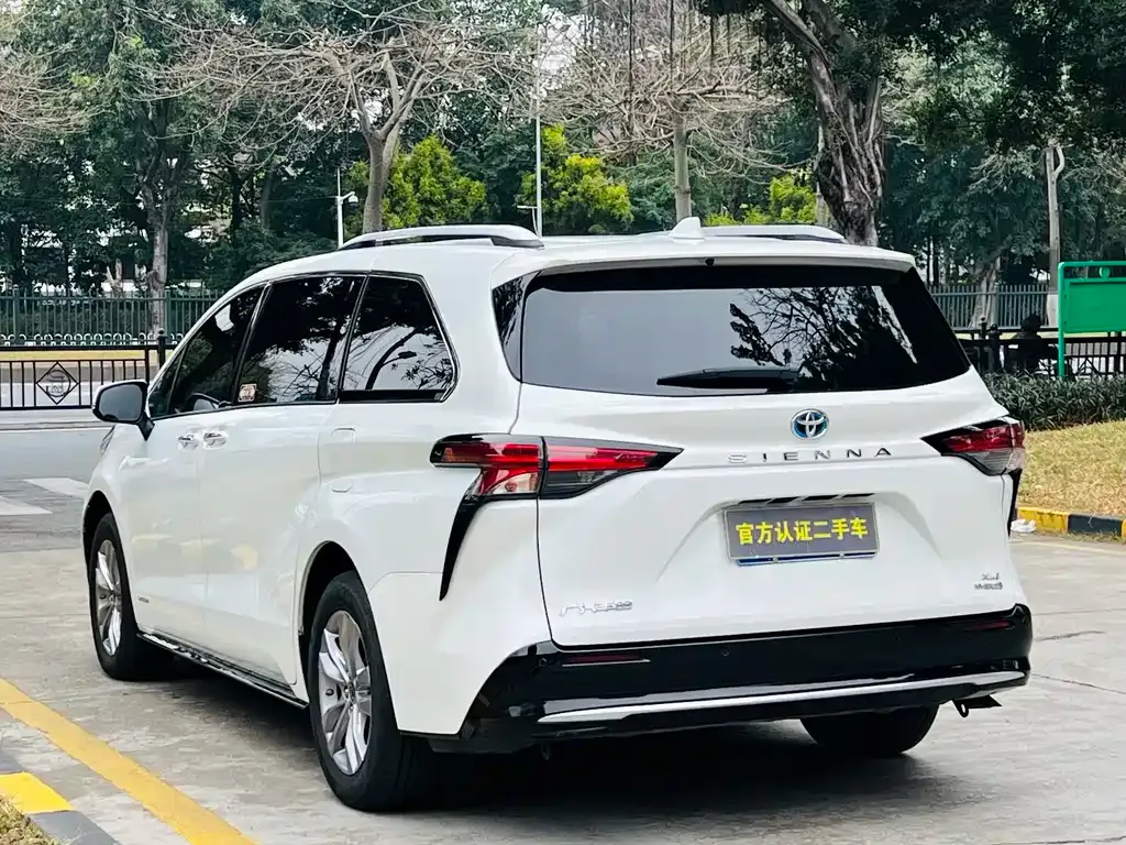 Toyota Sienna — фото 9