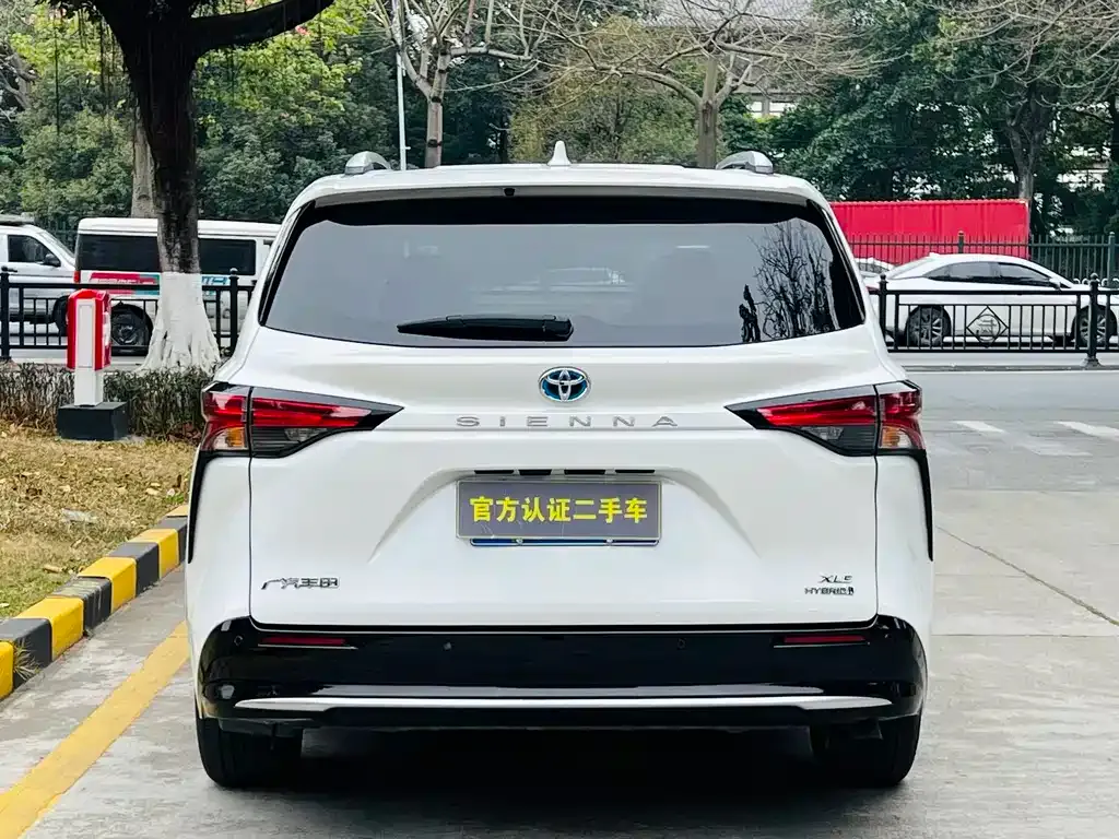 Toyota Sienna — фото 5