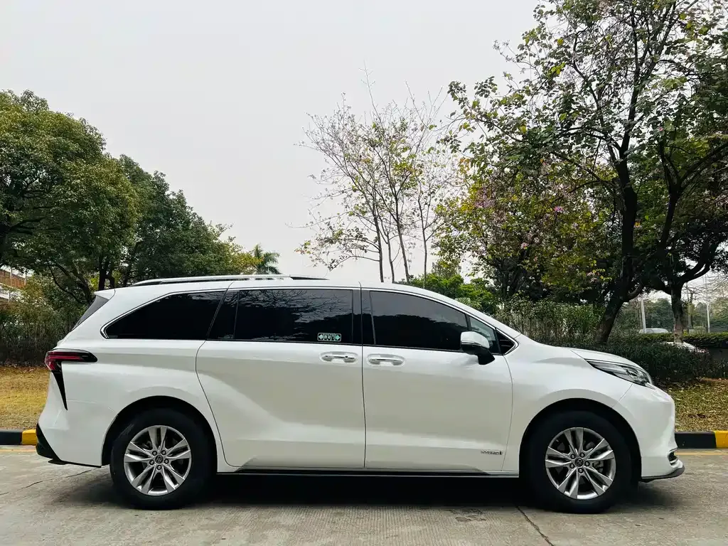 Toyota Sienna — фото 10