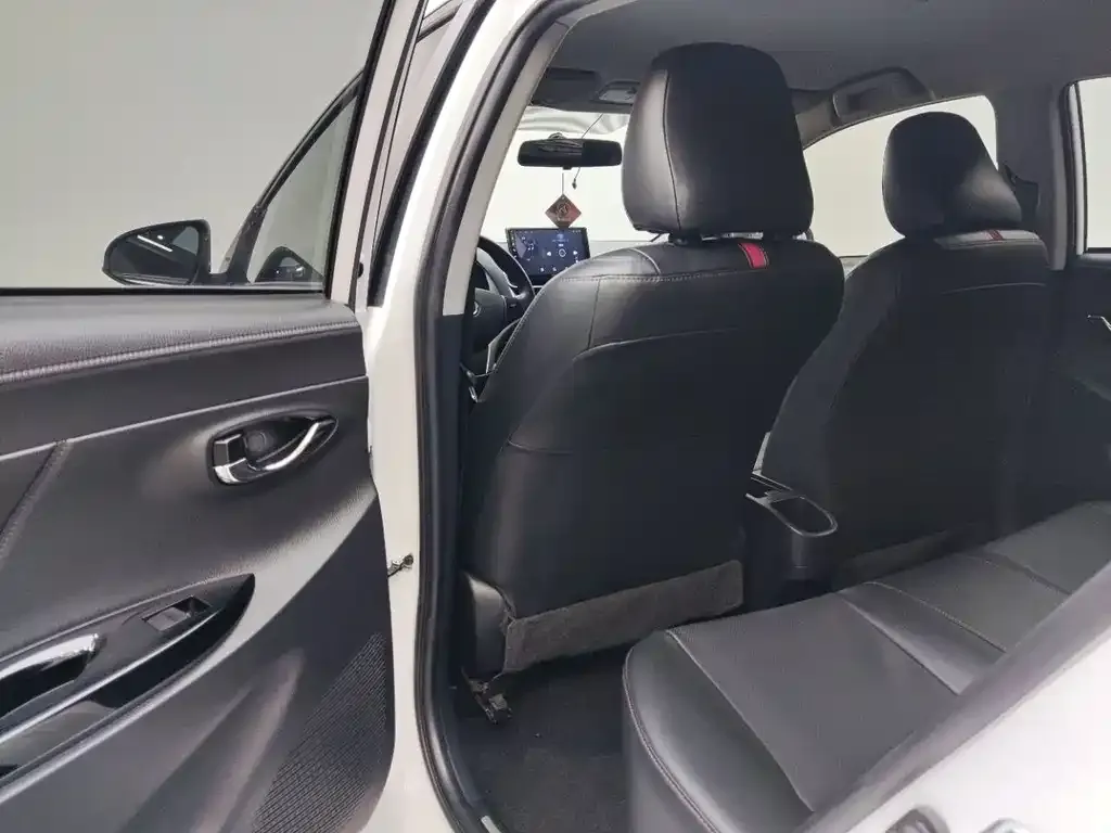 Toyota Yaris L — фото 2