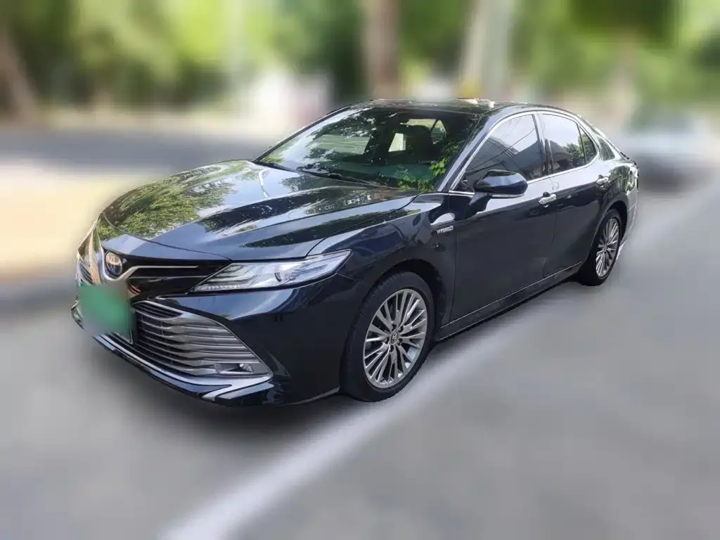 Toyota Camry — фото 1