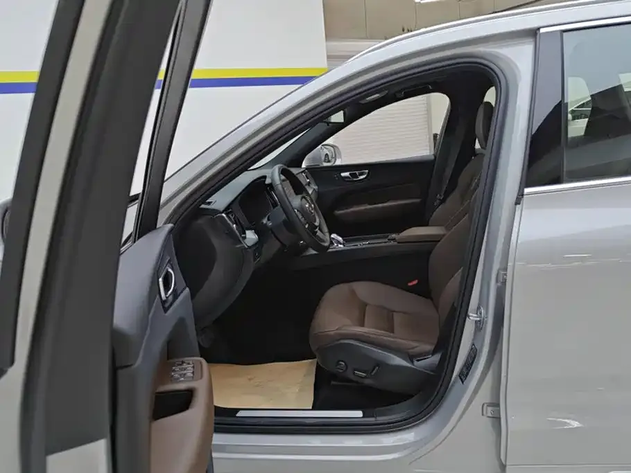 Volvo XC60 — фото 2