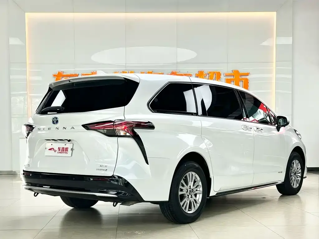 Toyota Sienna — фото 4