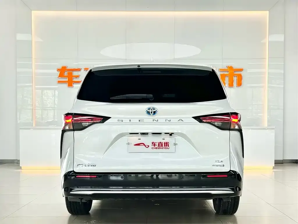 Toyota Sienna — фото 2