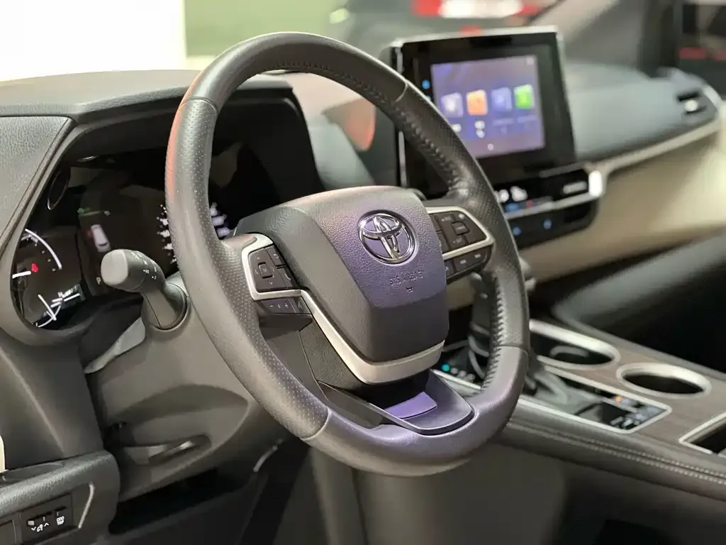 Toyota Sienna — фото 8