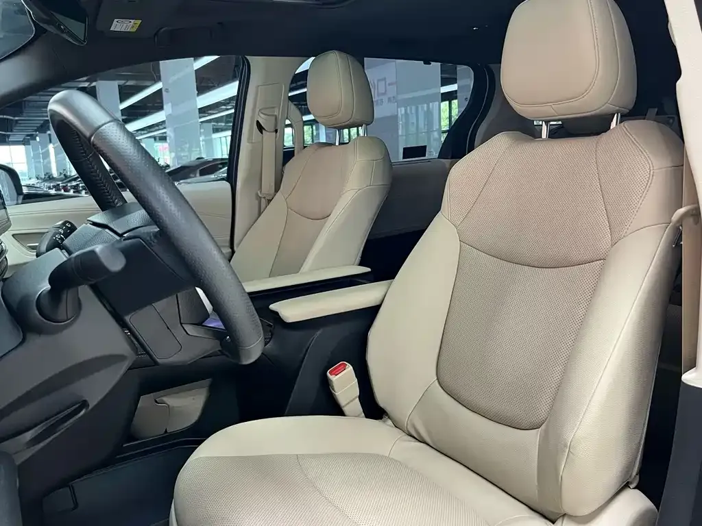 Toyota Sienna — фото 10