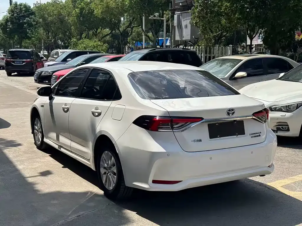 Toyota Corolla — фото 10