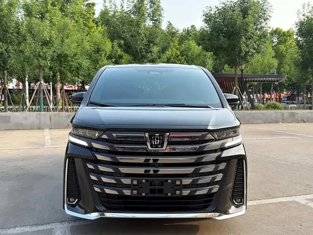 Toyota Vellfire — фото 1