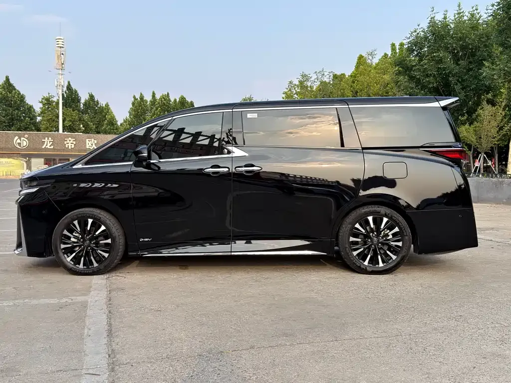 Toyota Vellfire — фото 2