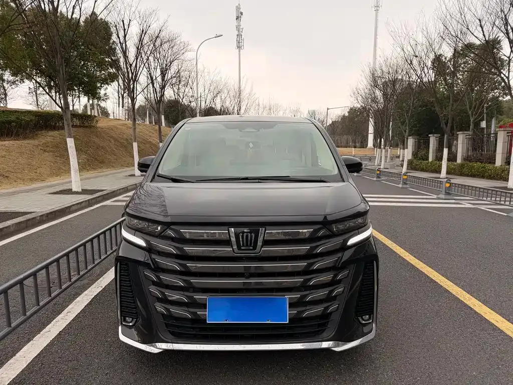 Toyota Vellfire — фото 1