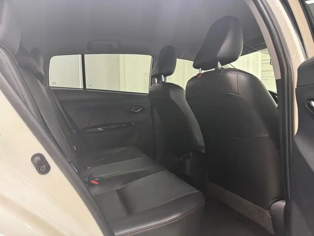 Toyota Yaris L — фото 2