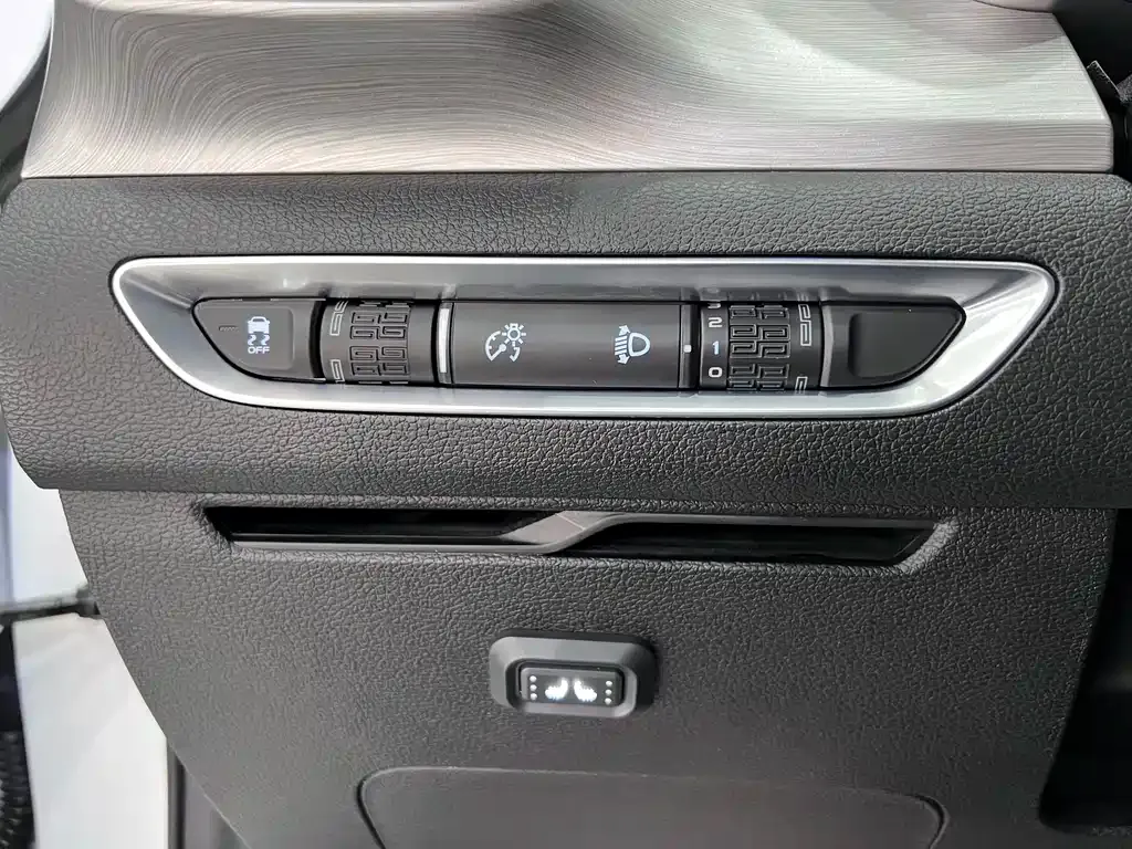Geely Binyue — фото 10