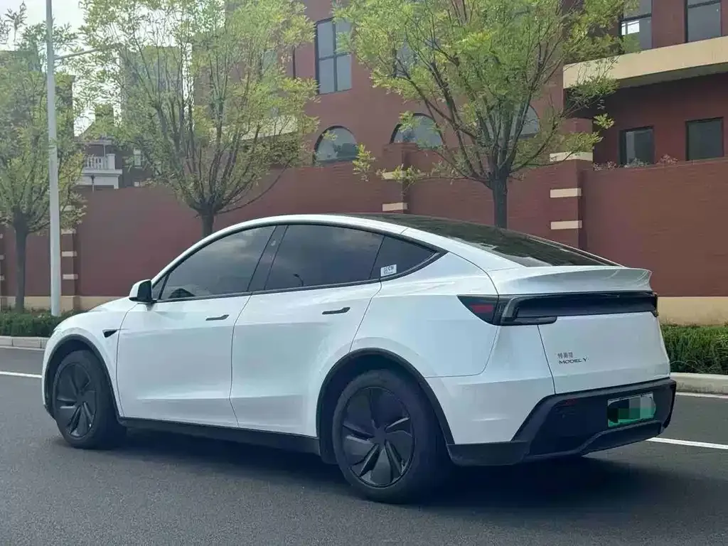 Tesla Model Y — фото 9