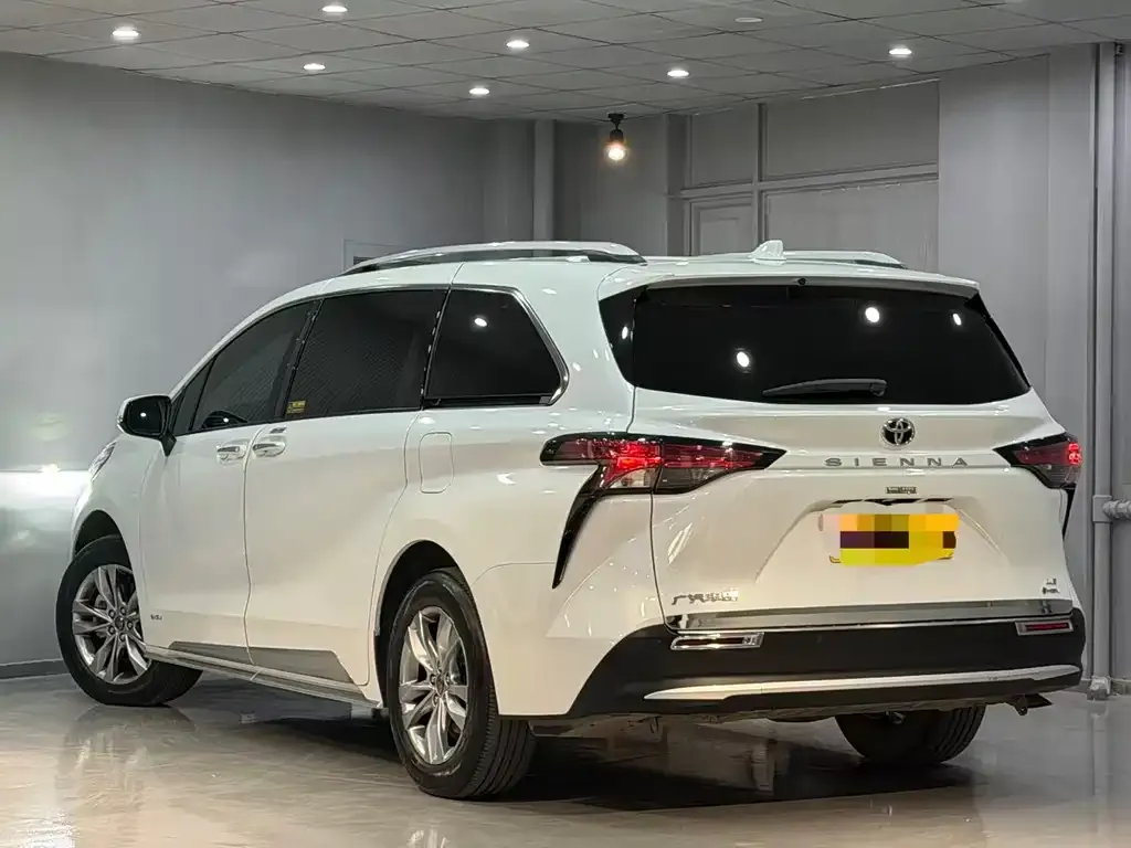 Toyota Sienna — фото 7