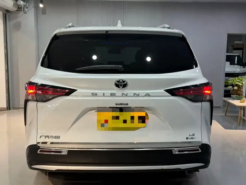 Toyota Sienna — фото 3