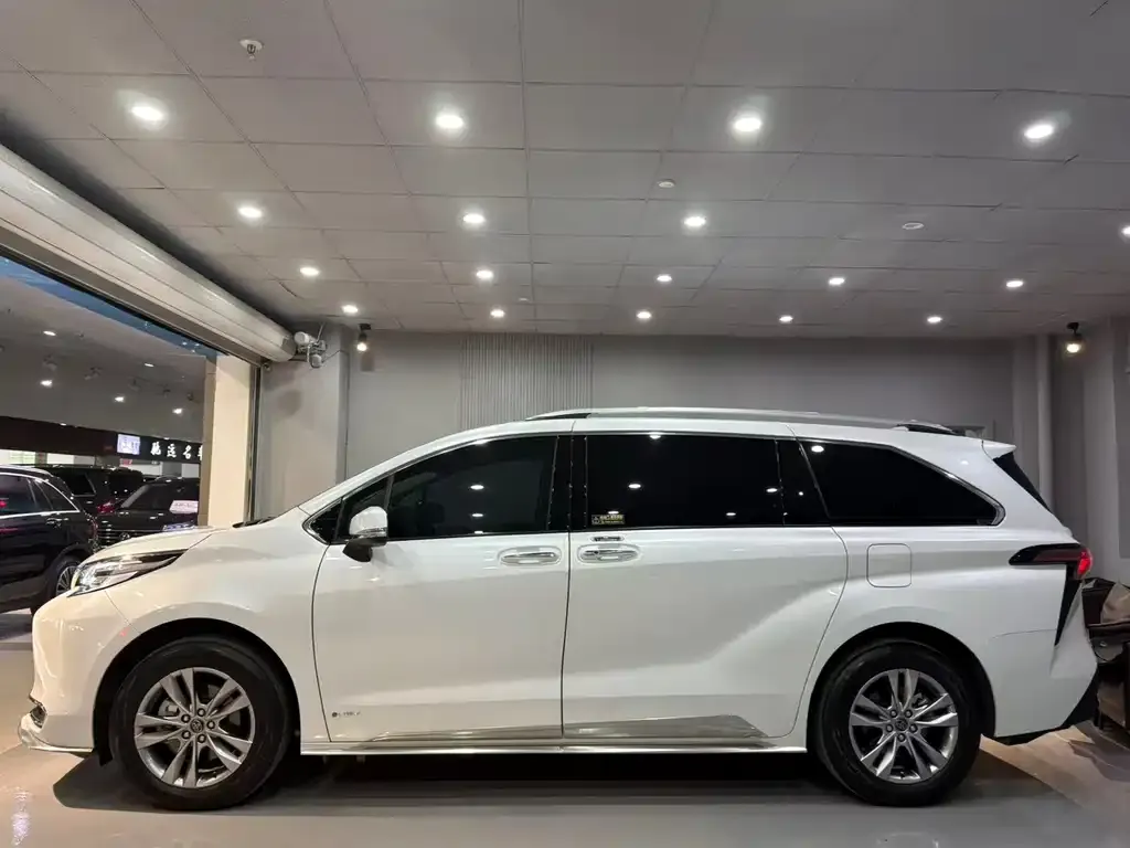 Toyota Sienna — фото 2