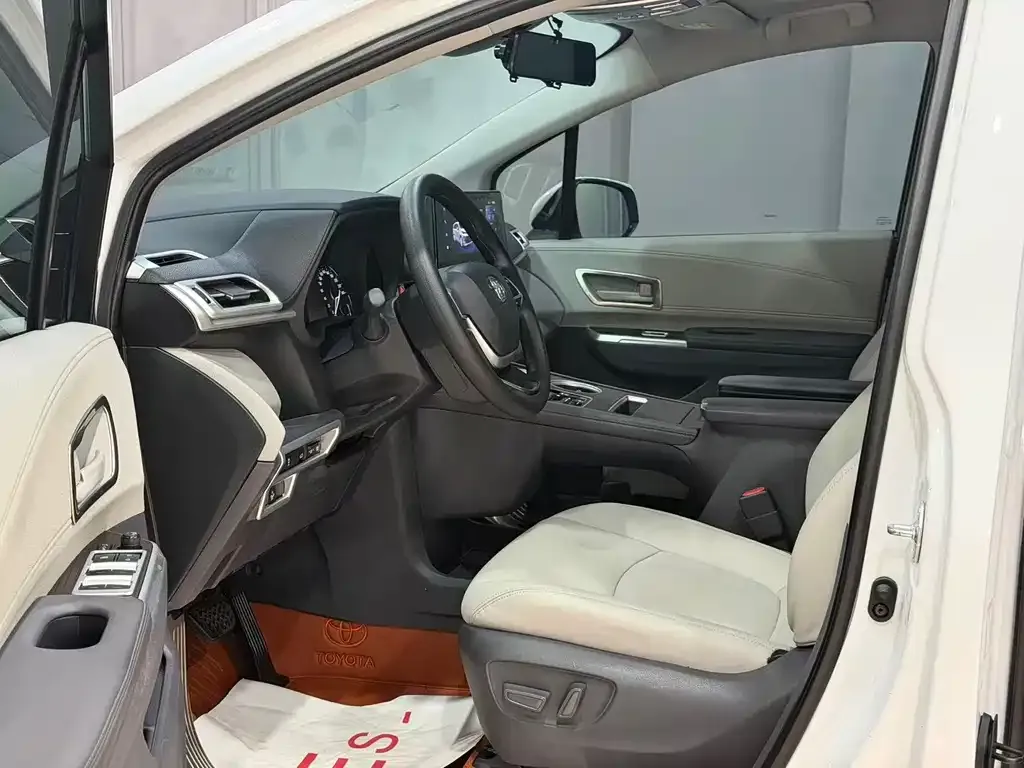 Toyota Sienna — фото 5