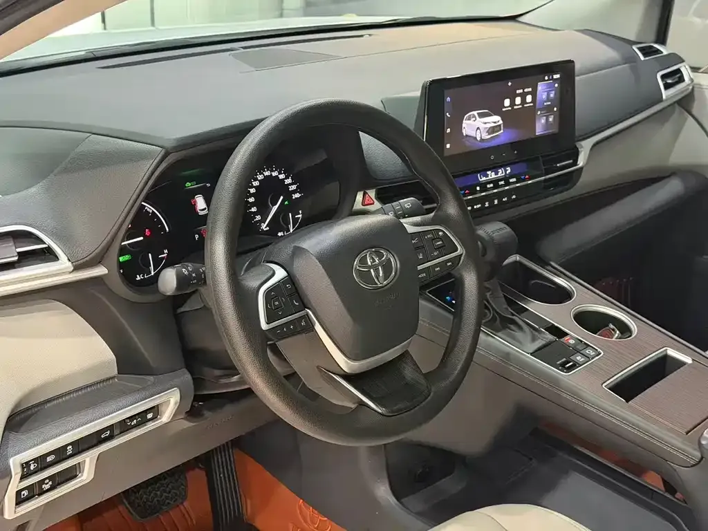 Toyota Sienna — фото 10