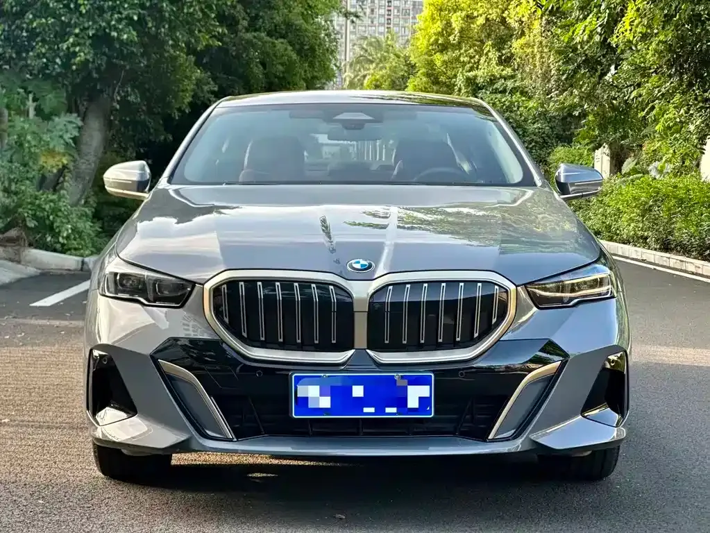BMW 5 Series — фото 1