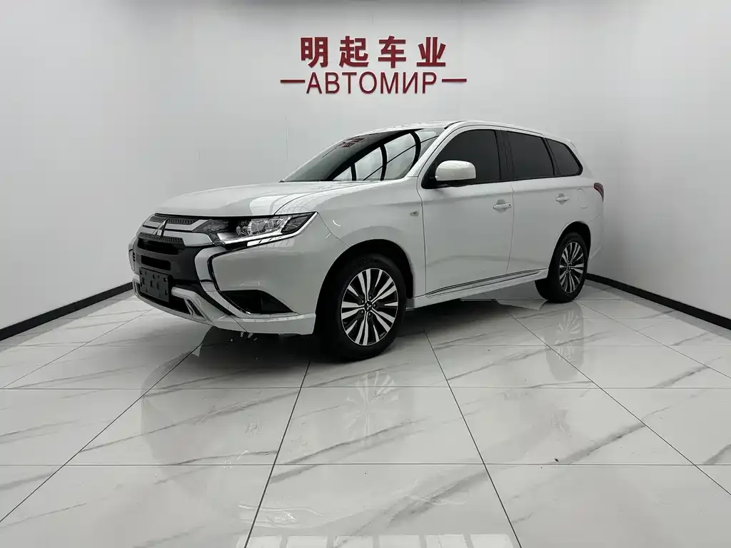 Mitsubishi Outlander — фото 1
