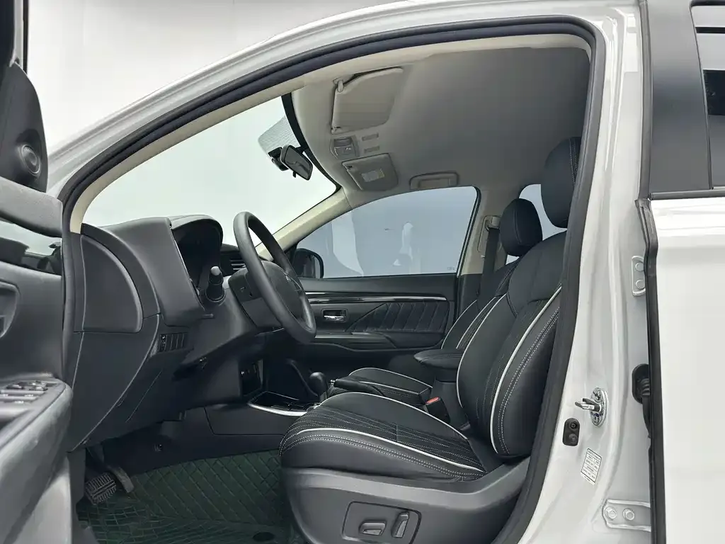 Mitsubishi Outlander — фото 7