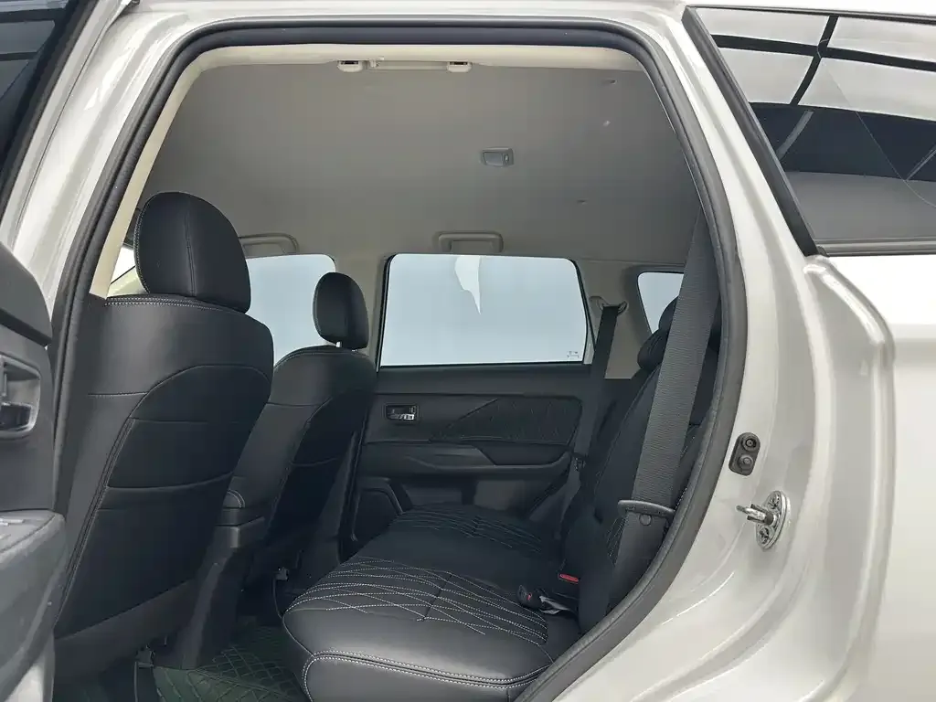 Mitsubishi Outlander — фото 10
