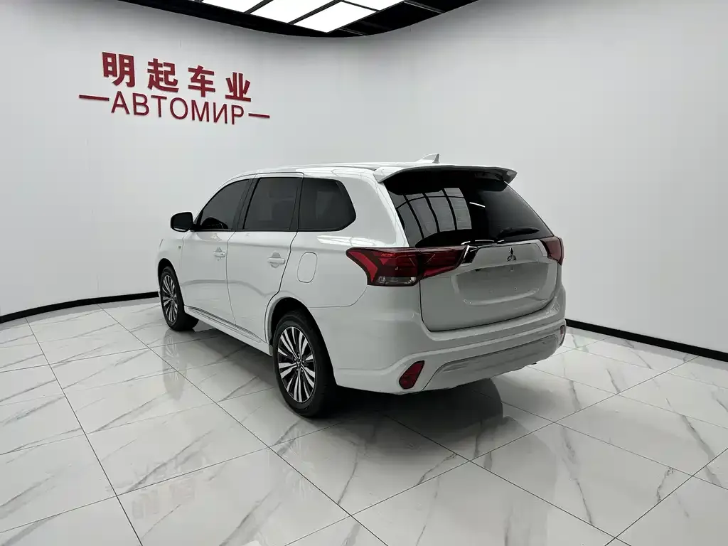 Mitsubishi Outlander — фото 6