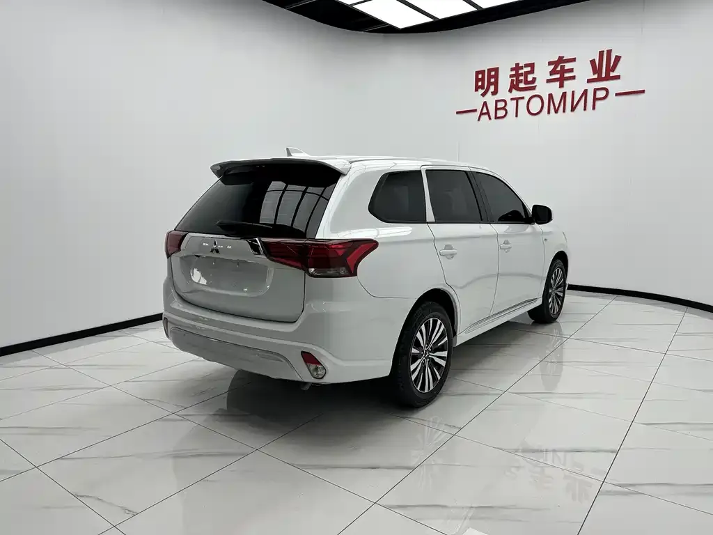 Mitsubishi Outlander — фото 9