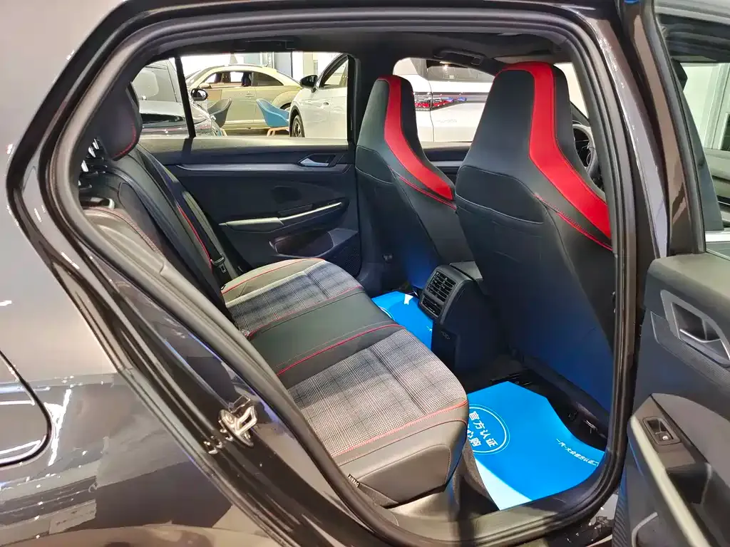 Volkswagen Golf GTI — фото 6