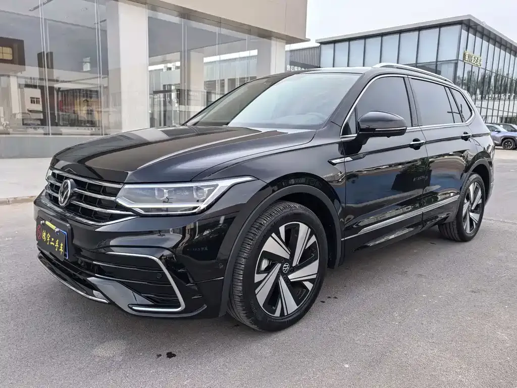 Volkswagen Tiguan L — фото 1