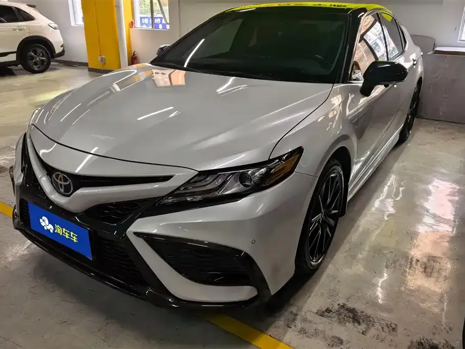 Toyota Camry — фото 1