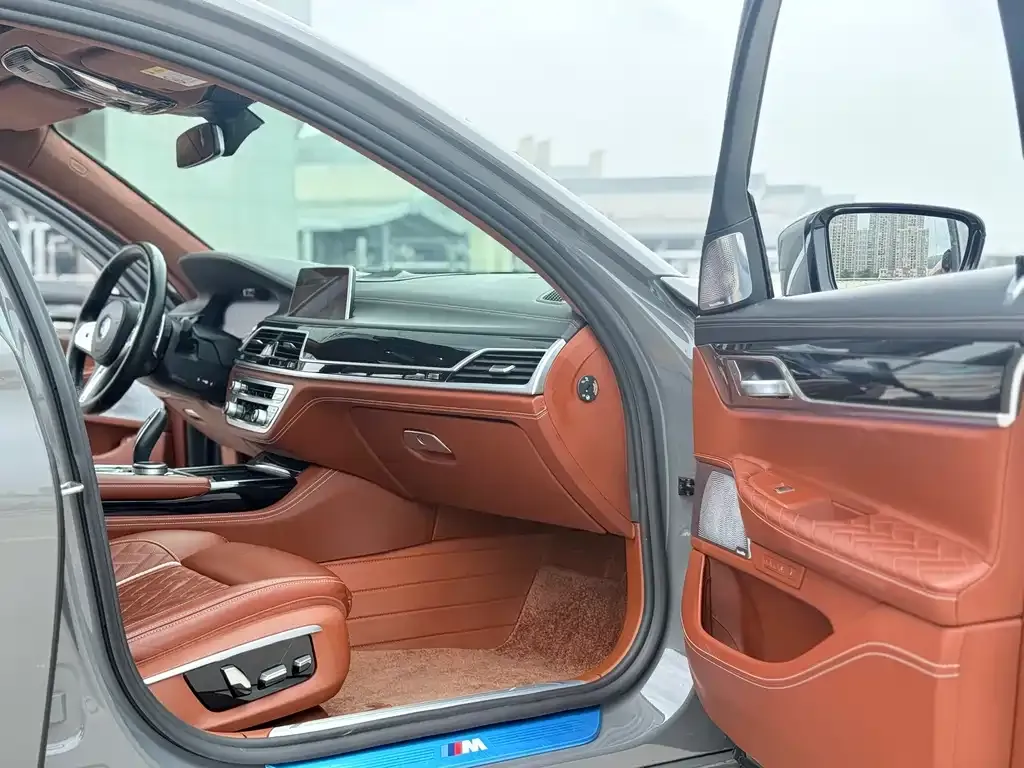 BMW 7 Series — фото 10