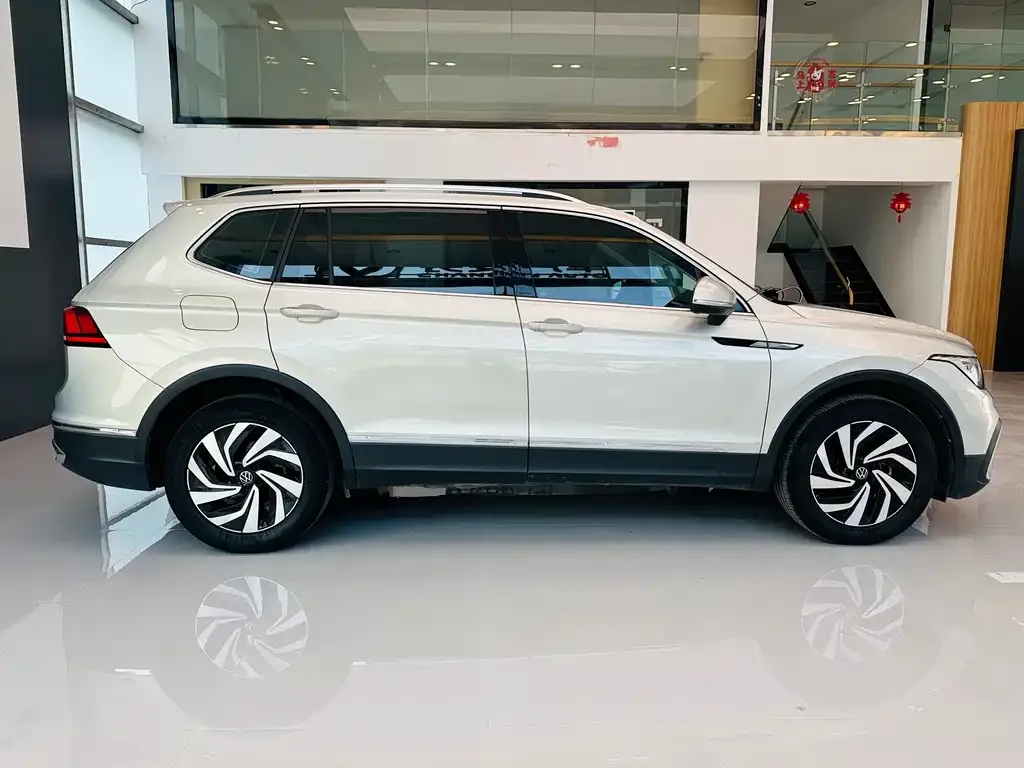 Volkswagen Tiguan L — фото 3
