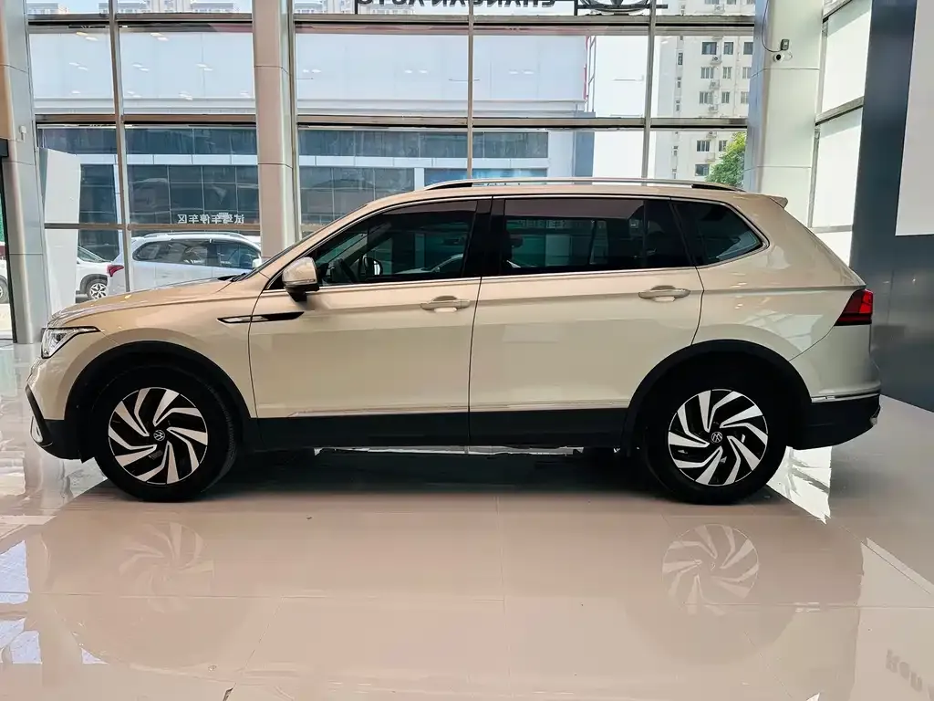 Volkswagen Tiguan L — фото 4