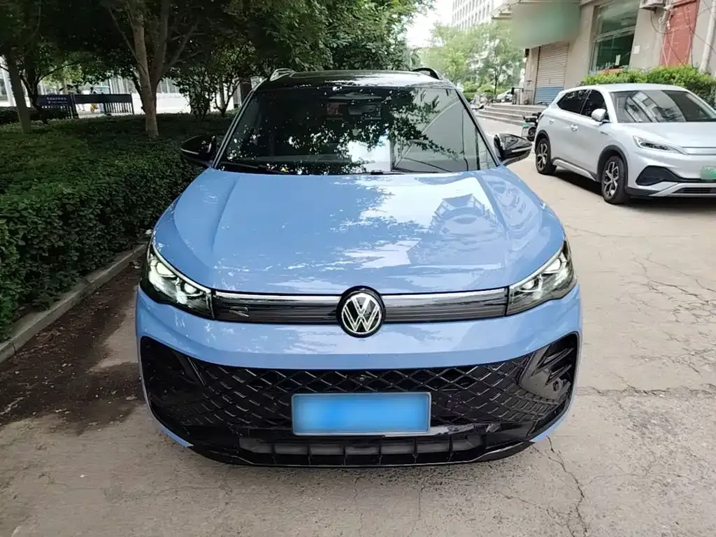 Volkswagen Tiguan L — фото 2