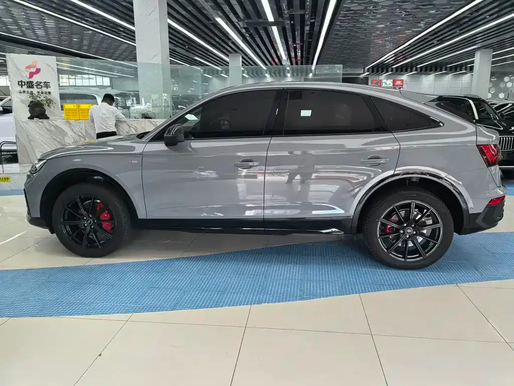 Audi Q5L Sportback — фото 4