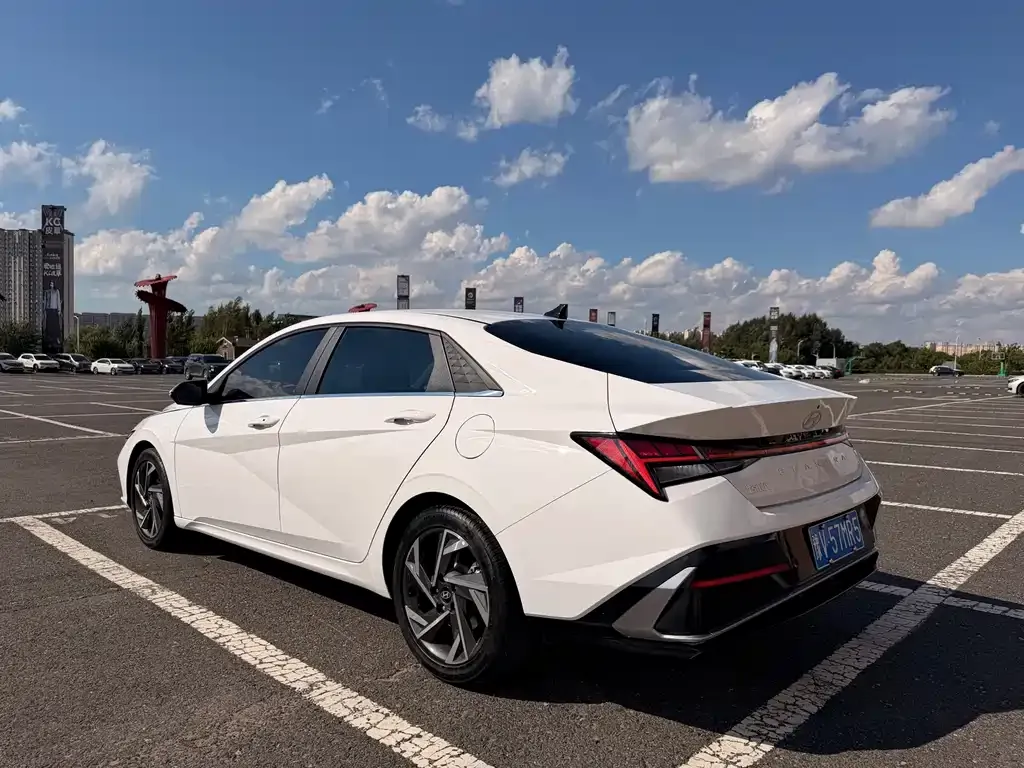 Hyundai Elantra — фото 7