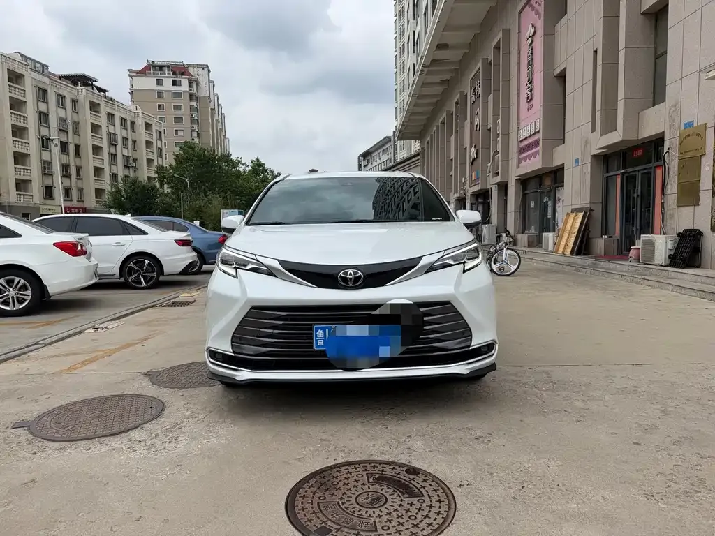 Toyota Sienna — фото 1