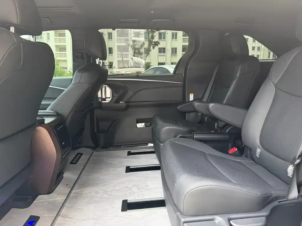 Toyota Sienna — фото 2