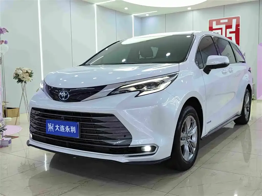 Toyota Sienna — фото 1