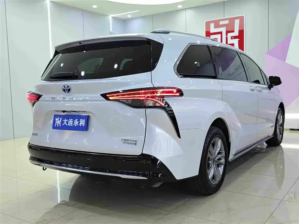 Toyota Sienna — фото 5