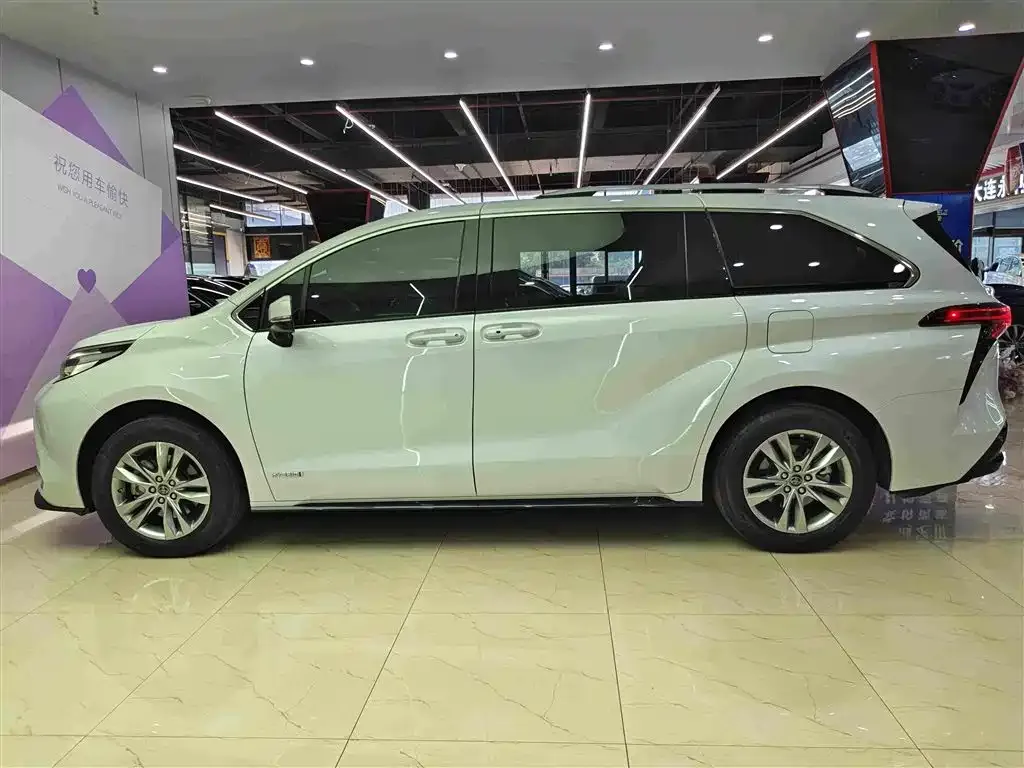 Toyota Sienna — фото 2