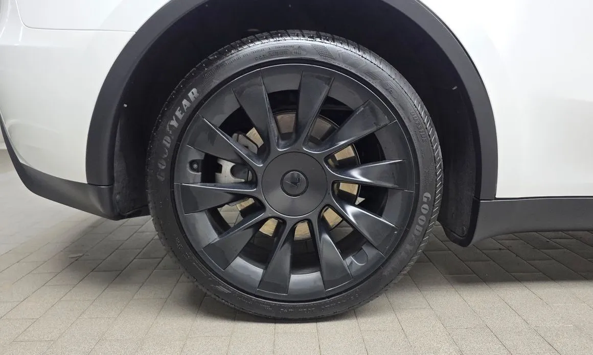 Tesla Model Y — фото 9