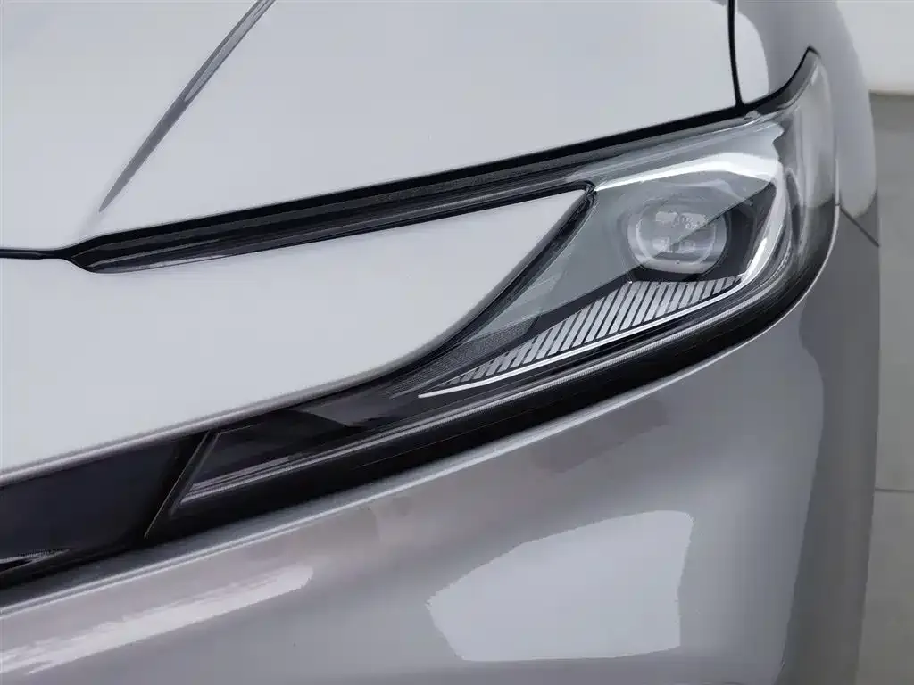 Toyota Camry — фото 2
