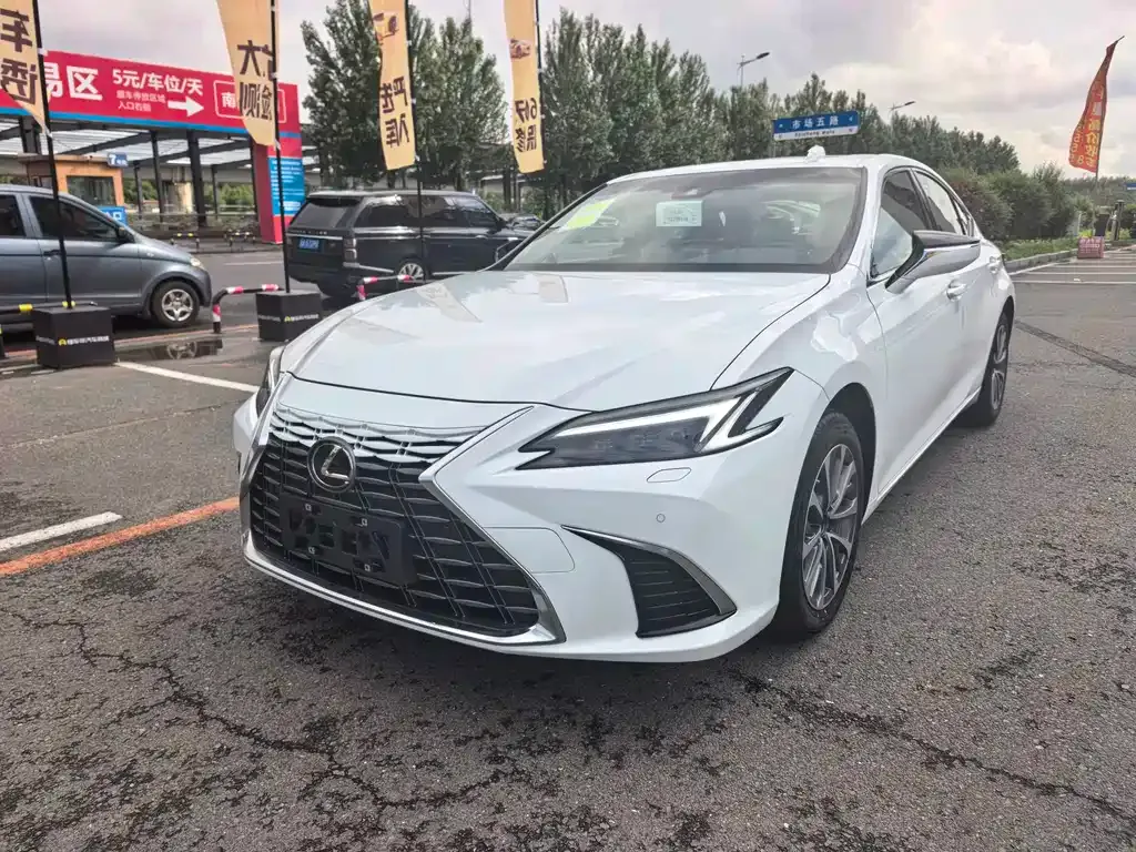 Lexus ES — фото 1